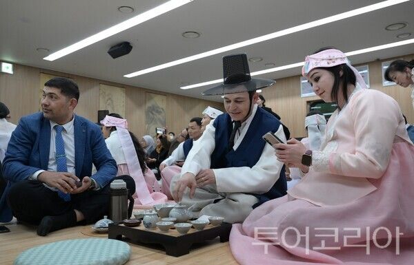 ▲국방대학교에 재학 중인 외국군 장교와 가족들이 한국유교문화진흥원의 ‘유람일지’ 프로그램에 참여해 한복을 직접 입어보고 한국의 전통 예절과 다도(茶道)를 체험하고 있다. /사진-논산시