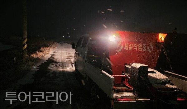 ▲지난 2일 오전 4시경 진행된 도로 제설 작업 모습. /사진-서산시