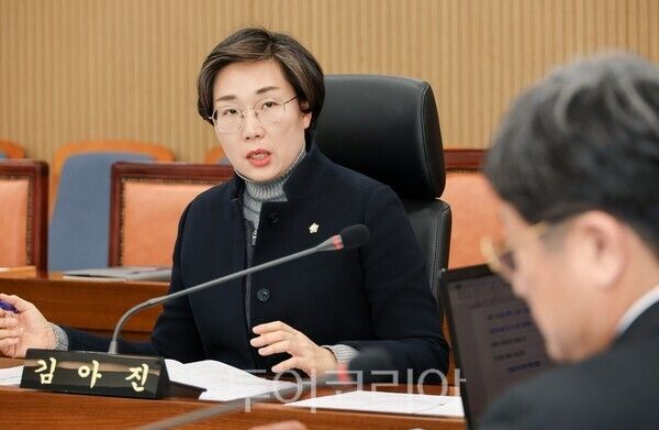 ▲서천군의회 김아진 부의장이 지난 2022년 9월 군정질문을 통해 공식 제안했던 ‘희망택시 확대 방안’이 3일 열린 제338회 서천군의회 임시회에서 관련 조례 개정안으로 구체화 돼 입법정책위원회를 통과했다(질의 모습). /사진-서천군의회