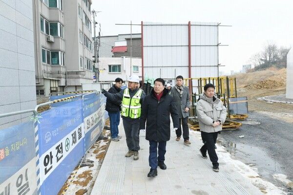 ▲&nbsp;교문1동 행정복지센터 건립 공사 현장을 꼼꼼히 살펴보는 백경현 구리시장 / 사진제공 = 구리시