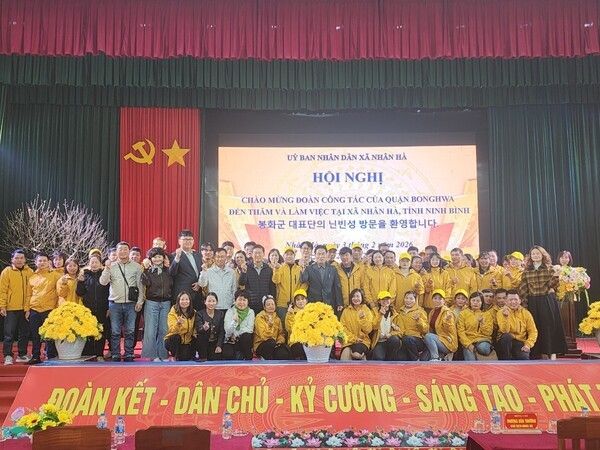 봉화군 관계자들이 베트남 닌빈성을 방문하고 기념촬영을 하고 있다./사진-봉화군