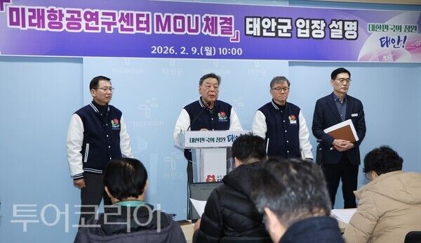 ▲9일 군청 브리핑실에서 기자회견 중인 가세로(왼쪽 두 번째) 태안군수 모습. /사진-태안군