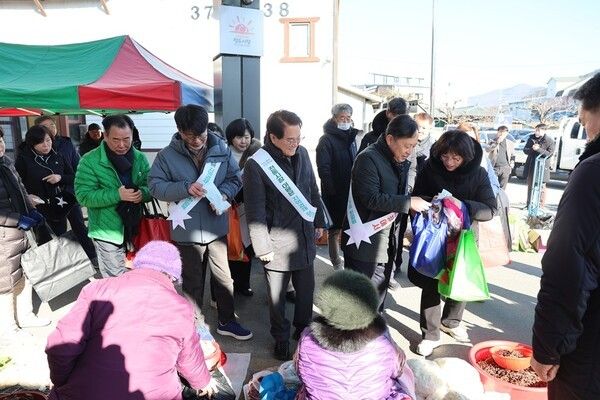 김하수 청도군수 등 직원들이 설명절을 맞아 청도시장에서 장보기를 하고 있다./사진-청도군