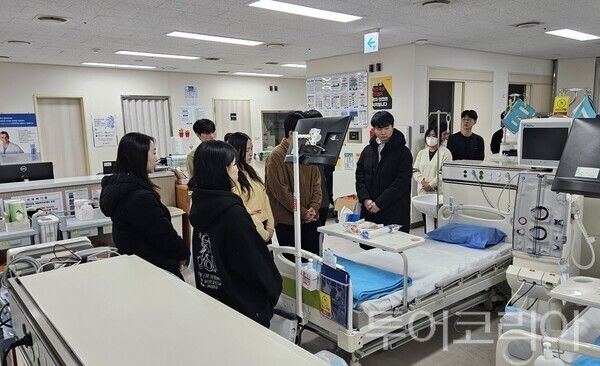 ▲지난 5일 공주의료원 공공의료 견학 프로그램에 참가한 건양대학교 의과대학 교수와 학생들이 병원 시설들을 둘러보고 있다. /사진-공주의료원