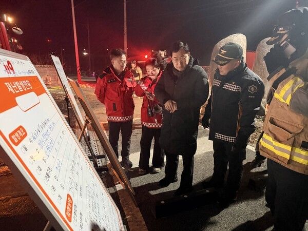 주낙영 경주시장이 문무대왕면 산불 상황을 살피고 있다./사진-경주시