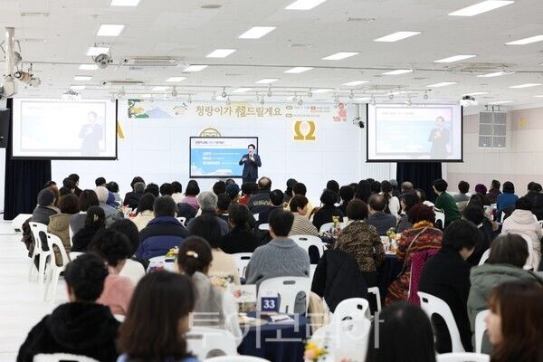 지난 7일 신천지예수교회 부산교회에서 '청랑이네 家보자고, 청랑이가 복 드릴게요' 오픈하우스 행사가 열린 가운데 참석자들이 이영노 지파장의 강의를 듣고 있다. /사진-신천지예수교회 부산교회
