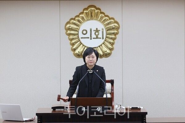 인천 부평구의회 안애경 의장이 지난 6일 제274회 임시회 제2차 본회의를 끝으로 12일간의 회기 일정을 폐회하고 있다.
