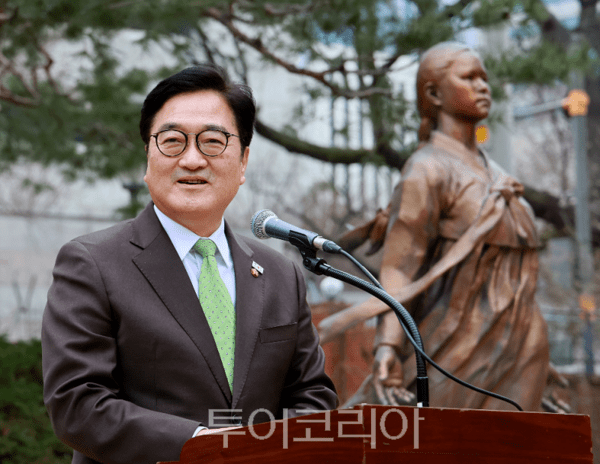 우원식 국회의장은 제107주년 3.1절을 기념해 이화여고 유관순기념관을 찾아 유관순열사 동상에 헌화·예배했다.