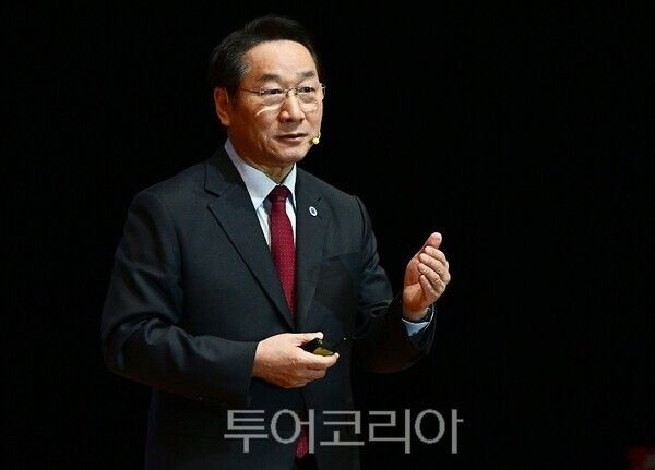 유정복 인천광역시장이 6일 강화군 강화문예회관에서 열린 '생생! 톡톡! 애인소통'에서 2026년 시정운영방향을 설명하고 있다.