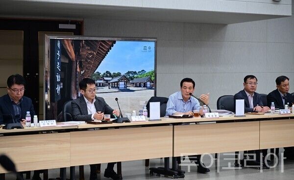 ▲백성현(가운데) 논산시장의 주재로 간부 공무원 등 60여명이 참석한 가운데 10일 시청 회의실에서 열린 ‘2027년도 국·도비 확보 보고회’ 모습. /사진-논산시