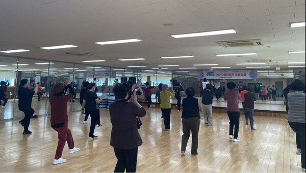 라인댄스반 운영 모습./사진-봉화군