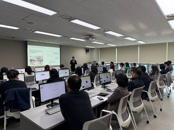 1. 지난 2월 ‘용산GPT’ 활용 확산을 위해 직원과 간부를 대상으로 실습 중심 교육 모습(사진제공=용산구청)