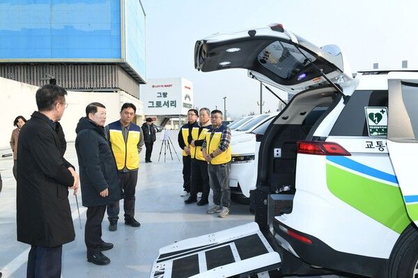 ▲ 백경현 구시시장이 교통약자 이동지원 차량내부를 살펴보고 있다. / 사진제공= 구리시&nbsp;