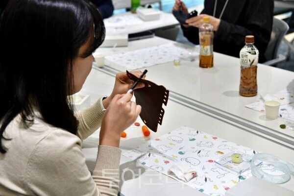 명함지갑을 만들고 있는 고려아연 직원/투어코리아뉴스 김경남 기자