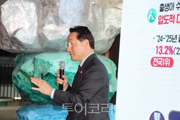 유정복 인천시장이 12일 중구 상상플랫폼에서 열린 인하특강 ‘인천의 꿈, 인하의 꿈, 대한민국의 미래’에서 인하대 학생들에게 특강을 하고 있다.&nbsp;2026.03.12. / 투어코리아 이창호 기자