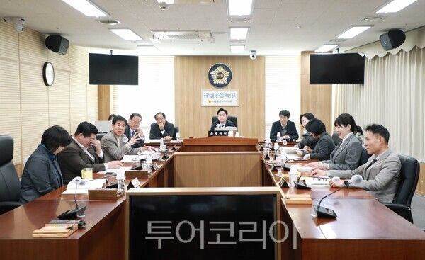 ▲김재형(가운데) 세종시의회 공공시설물 인수점검 특별위원회 위원장의 주재로 12일 열린 회의 모습. /사진-세종시