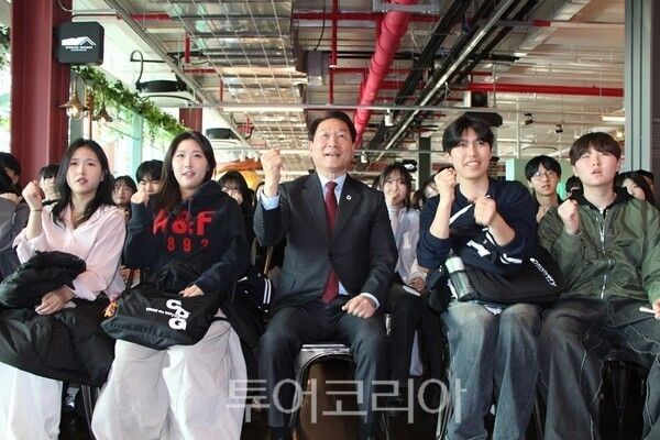 유정복 인천시장이 12일 중구 상상플랫폼에서 열린 인하특강 ‘인천의 꿈, 인하의 꿈, 대한민국의 미래’에서 인하대 학생들에게 특강을 마치고 참여 학생들과 기념촬영을 하고 있다.&nbsp;2026.03.12. / 투어코리아 이창호 기자