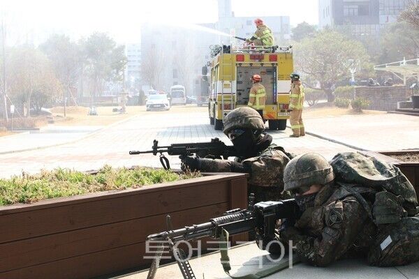 육군 제35보병사단 충무여단은 지난 11일 KBS전주방송총국‧전북경찰청 경찰특공대 등 5개 기관과 함께 통합방호훈련을 실시했다. /사진-육군 제35보병사단
