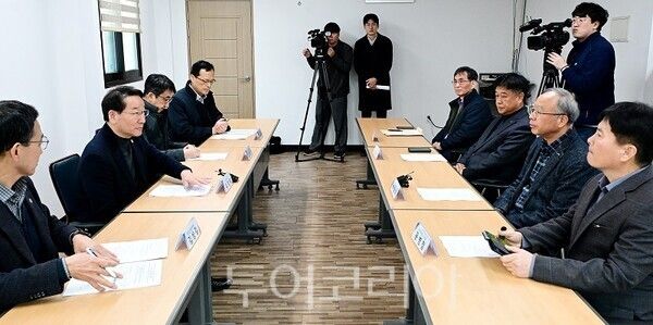 유정복 인천광역시장이 13일 남동구 한 주유소를 찾아 백윤기 한국주유소협회 인천지회장 및 관계자들과 유가 상승과 관련해 간담회를 갖고 있다.