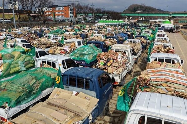 청도천 둔치에 집결한 자원재활용 차량들 모습./사진-청도군