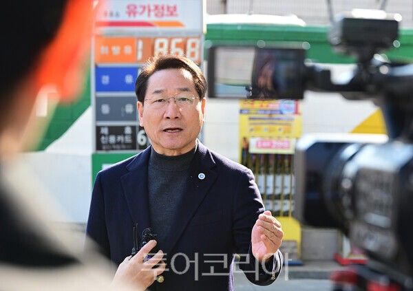 유정복 인천광역시장이 13일 남동구 한 주유소를 찾아 한국주유소협회 관계자들과 간담회를 갖고 유가를 점검하고 있다.