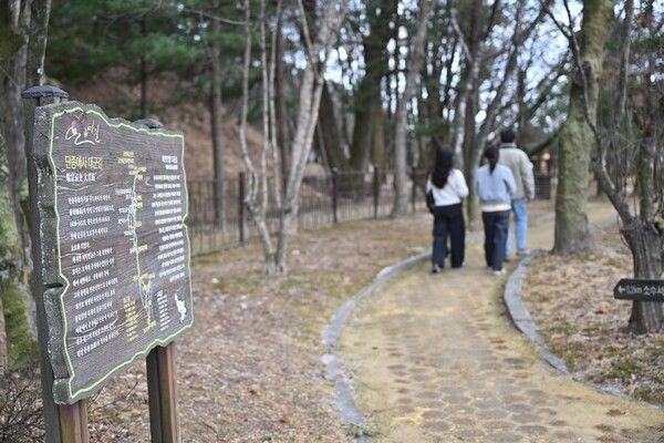 관광객들이 단종애사 대군길을 걷고 있다./사진-영주시