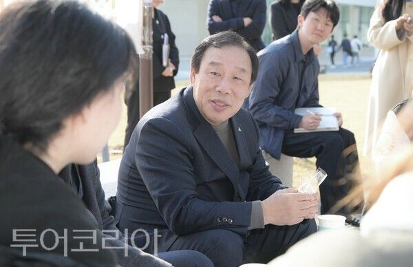 ▲최민호 세종시장이 지난 13일 세종공동캠퍼스 입주대학 학생들과 국내 유일 혁신모델 캠퍼스에 입학한 소감과 애로사항 등을 나누고 있다. /사진-세종시