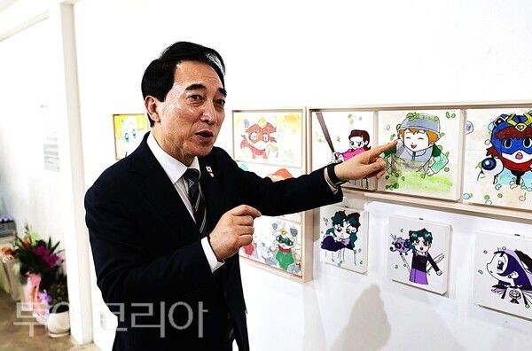 ▲임주연 작가의 아버지인 박수현 국회의원이 전시된 작품에 대한 설명을 하고 있다. /사진-투어코리아뉴스 류석만 기자