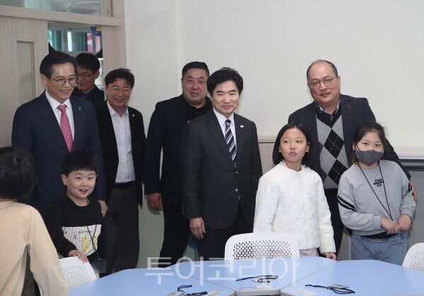 김대중 전남도교육감이 16일 영암늘봄꿈터 개관식에 참석해 센터를 둘러보고 있다. /사진-전남도교육청