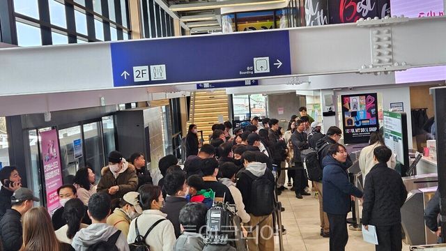 한강버스 탑승을 위해 대지중인 승객들&nbsp;ⓒ투어코리아