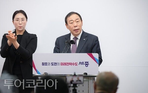 ▲최민호 세종시장이 16일 시청 정음실에서 기자회견을 열고 “행정수도 세종의 헌법적·법적 완성을 약속한 정부·여당이 정치적 유불리를 떠나 책임 있게 나서야 할 때”라고 강조하고 있다. /사진-세종시