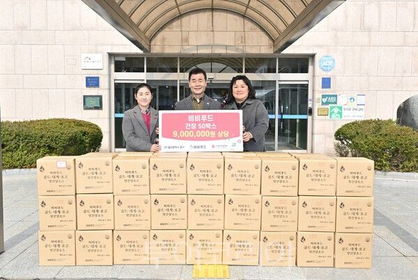울산향토기업 비비푸드가&nbsp; 900만 원 상당의 간장 600병을 중구 취약계층에게 후원했다./사진-울산 중구