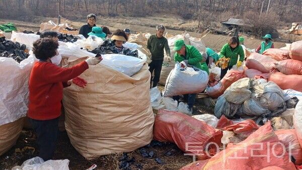 ▲지난 12일 열린 외산면 새마을협의회 숨은 자원 찾기 활동 모습. /사진-부여군