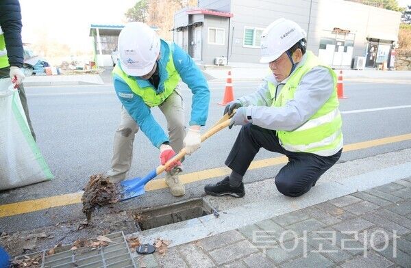 ▲17일 최민호(오른쪽) 세종시장이 도로 정비 현장의 배수구 덮개를 열고 내부에 쌓인 이물질들을 제거하고 있다. /사진-세종시