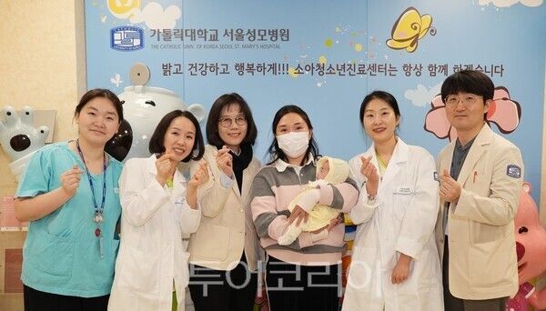 서울성모병원에서 임신 23주 중 조기 분만으로 출생체중 500g의 초극소 미숙아로 태어난 주하(여아)가 6개월의 입원 생활을 마치고, 3월 17일 퇴원 후 첫 외래진료를 위해 병원을 찾았다. (왼쪽부터) 김민수 교수, 조경아 신생아중환자실 UM 간호사, 주치의 김세연 교수, 주하 가족, 조성민 간호사, 김현호 진료전문의