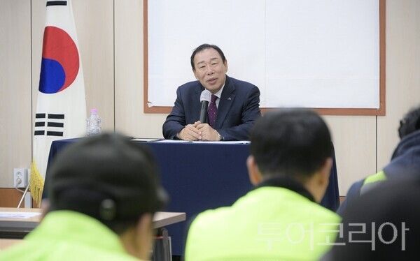 ▲최민호 세종시장이 17일 조치원읍 도로 정비 현장을 방문해 직원들의 애로사항을 청취하고 있다. /사진-세종시