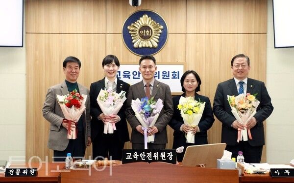 ▲세종시의회 교육안전위원회가 17일 열린 회의를 끝으로 제4대 후반기 의정활동을 마무리 했다(왼쪽부터 김동빈 위원, 이현정 부위원장, 윤지성 위원장, 박란희·유인호 위원). /사진-세종시의회