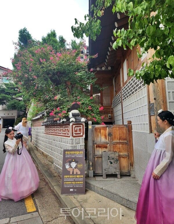 .북촌을 찾은 외국관광객들이 사진을 찍고 있는 모습/사진-투어코리아