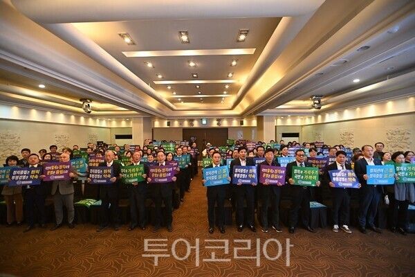 한국자유총연맹이 17일 오후 한국자유총연맹본부 미래홀에서 개최된 ‘정치중립 결의대회’에서 참가자들이 정치중립·회계투명 쇄신 독립 선언 구호제창을 하고 있다.