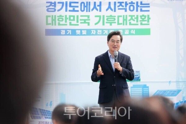 김동연 지사가 도민과 타운홀미팅을 하고 있다/투어코리아뉴스 정명달 기자 사진=김동연 SNS