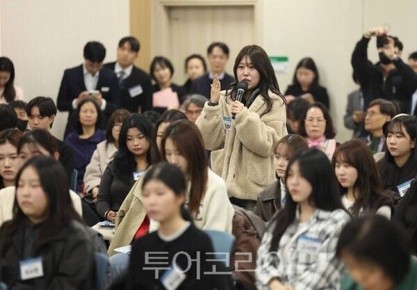 김동연 지사에게 질문하는 도민/투어코리아뉴스 정명달 기자 사진=김동연SNS