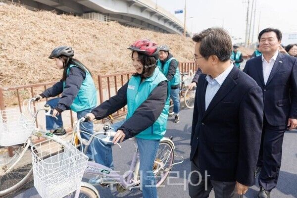 경기 1호 햇빛 자건거 길에서 도민과 얘기하는 김동연 지사/투어코리아뉴스 정명달 기자 사진=김동연 SNS