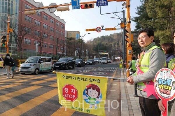 교통지도하는 이상일 시장/투어코리아뉴스 정명달 기자