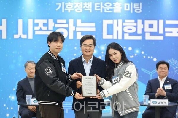 김동연 지사가 도민과 타운홀미팅을 하고 있다/투어코리아뉴스 정명달 기자 사진=김동연SNS