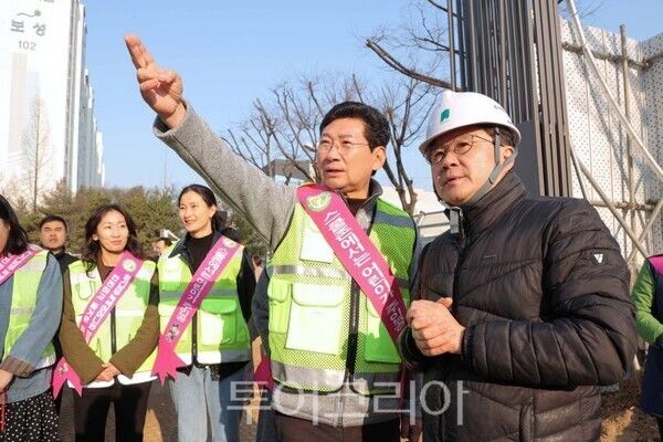 체육관 신축 현장을 점검하는 이상일 시장/투어코리아뉴스 정명달 기자