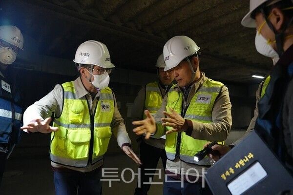 정왕국 대표이사가 지난 18일 국내 최장 터널인 율현터널 수직구 현장 안전점검에 나섰다. /사진-에스알