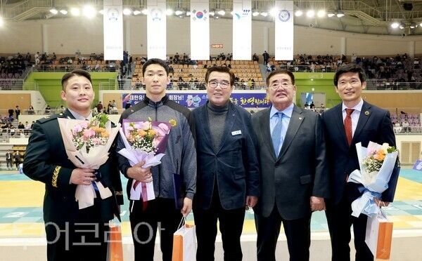 ▲표창 수여 모습(왼쪽부터 하선우 중사, 이상준 병장, 김동일 보령시장, 조용철 대한유도회장, 김재훈 유도지도관 감독). /사진-보령시