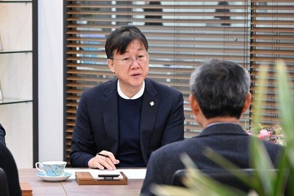 이민근 시장이 회의를 주재하고 있다/투어코리아뉴스 정명달 기자