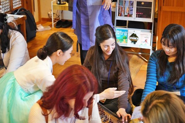 서울 예술관광 프로그램에 참여한 외국인 관광객이 가야금 연주를 체험하고 있다&nbsp; /사진-서울관광재단