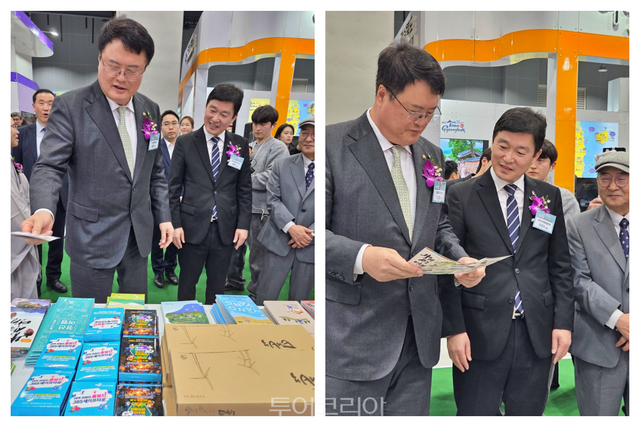 김대현 차관 등&nbsp; 참가자들이 강원도 부스에 들려, 영화 '왕사남'으로 최근 핫한 영월관광 리플릿을 살펴보고 있다. / 사진-투어코리아